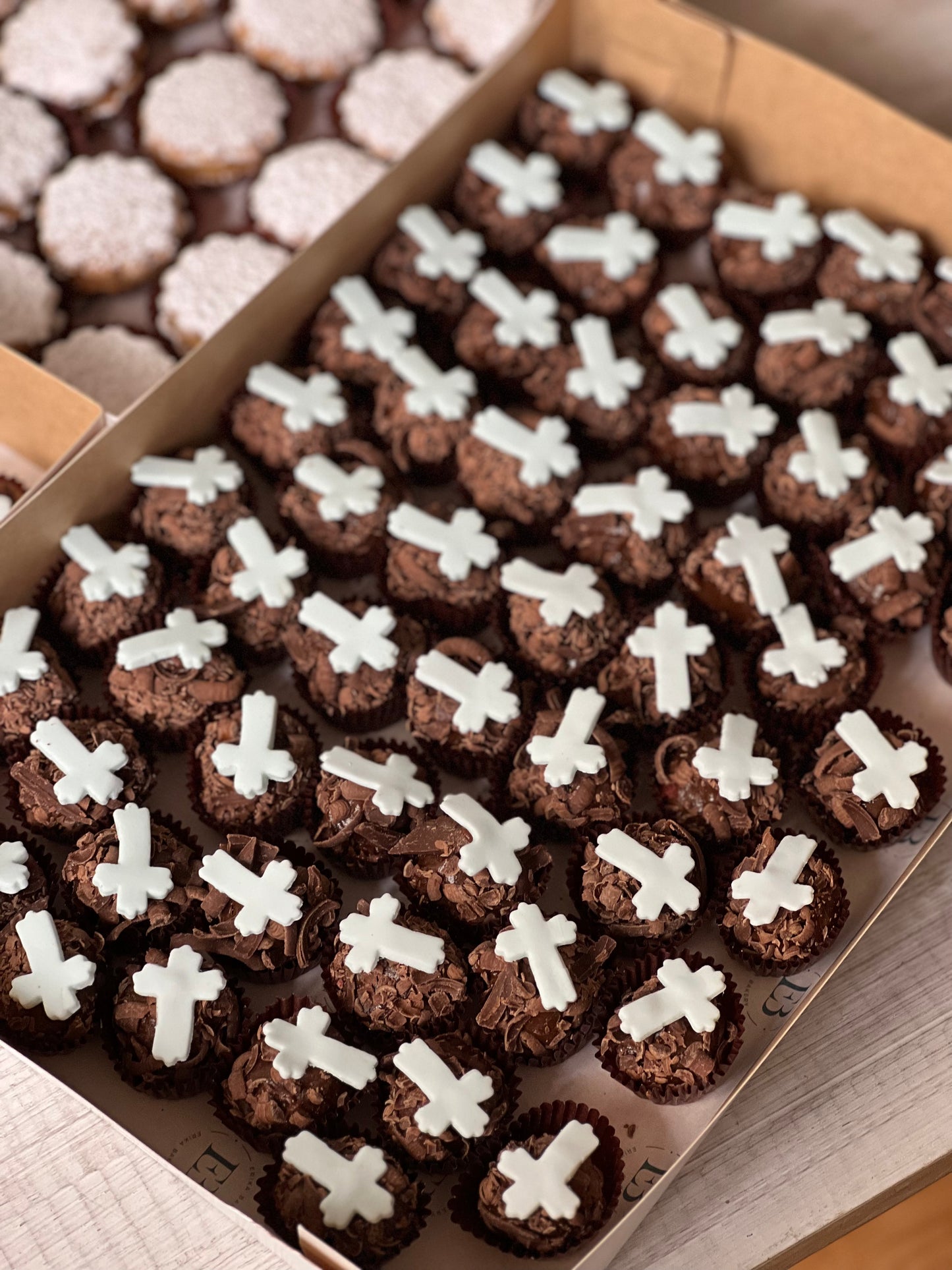 Trufas de chocolate con cruz