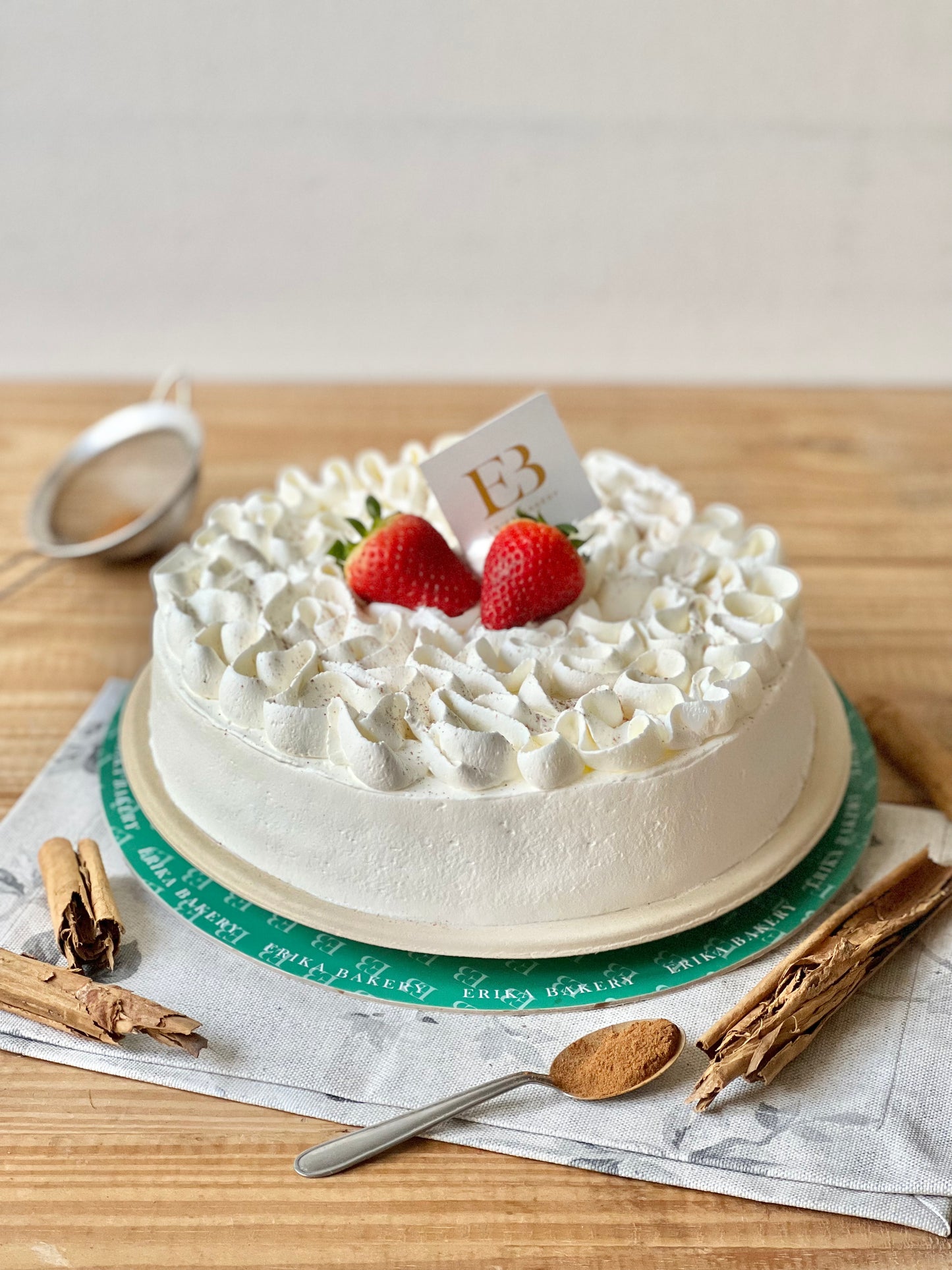 Tres leches con manjar y fresas