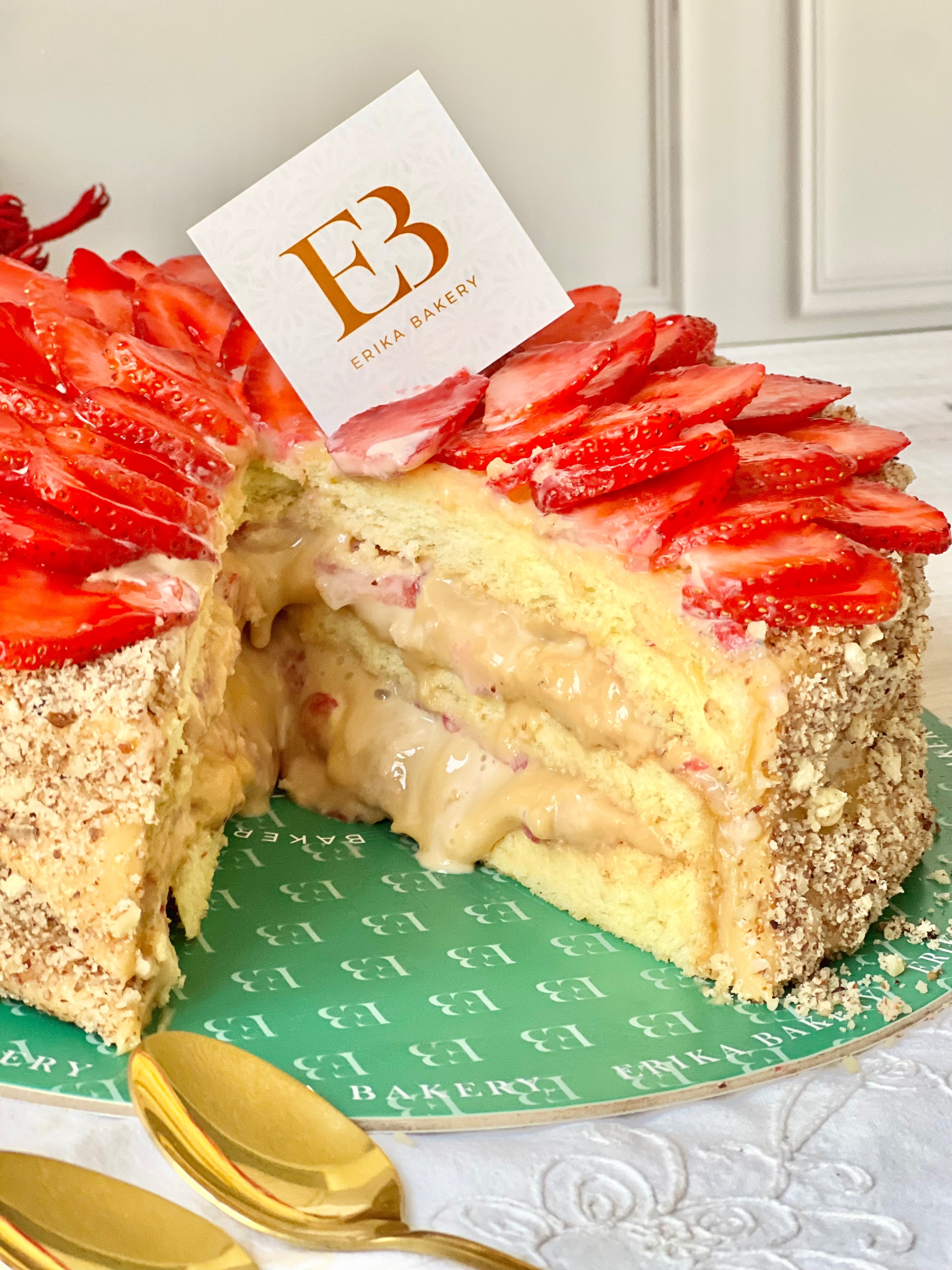 Torta Fresas con manjar – EC cake boutique